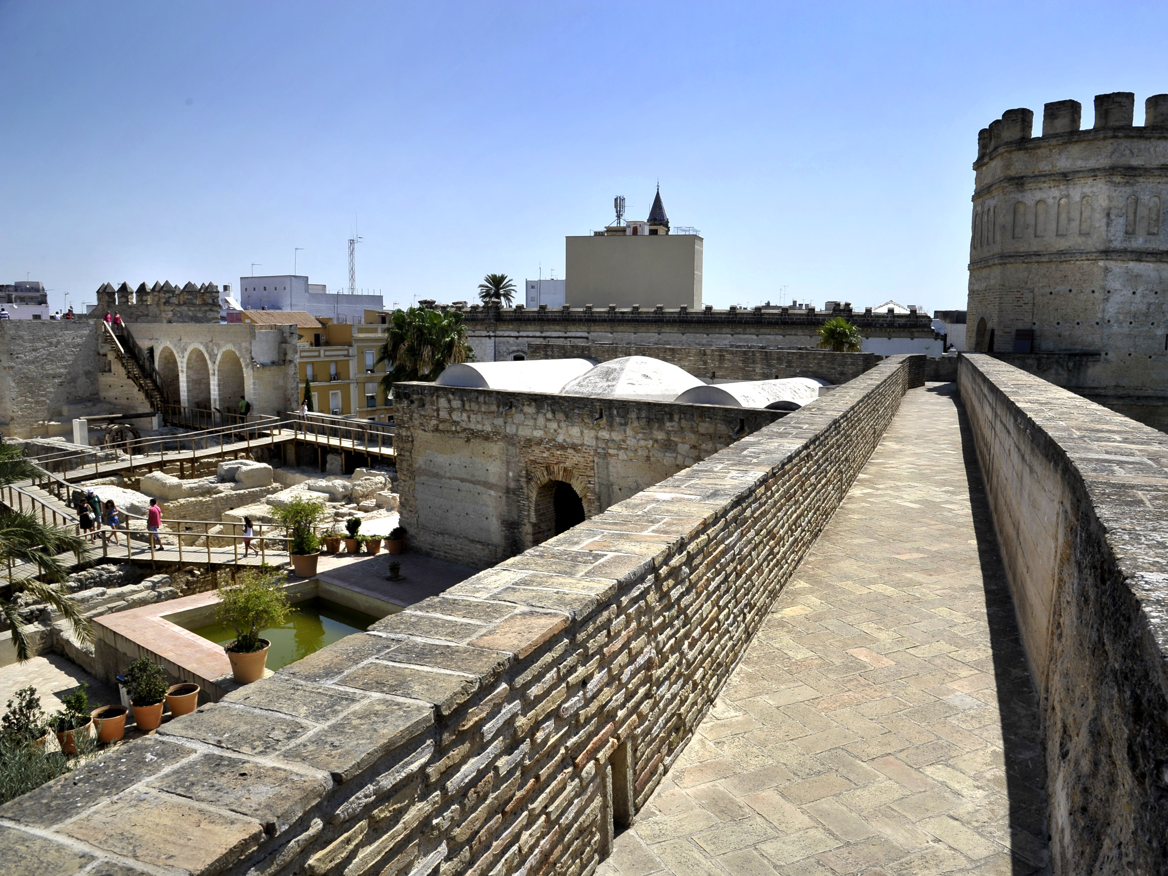 Paso de Ronda, con vistas del Pabellón Real y la Torre Octogonal