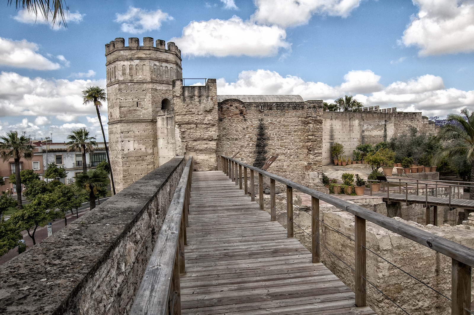 Paseo de Ronda, con vistas del Pabellón Real y la Torre Octogonal. Foto cedida por Juan Sánchez Ortega - Sortega Fotografía